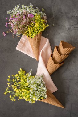 Waffle dondurma külahları taze çiçeklerle doludur.