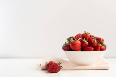 Taze çilekli kase, sağlıklı yeme konsepti.