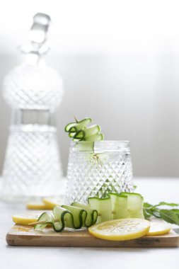 Limon ve salatalıkla taze buzlu içecek