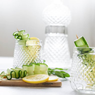 Limon ve salatalıkla taze buzlu içecek