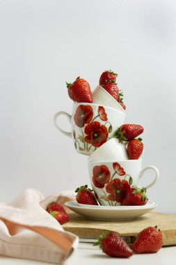 Taze çilekli bardaklar, sağlıklı beslenme konsepti, durgun hayat.