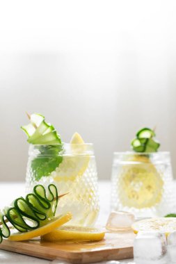 Limon ve salatalıkla taze buzlu içecek