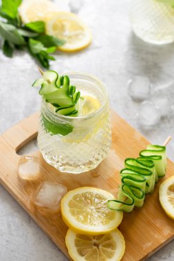 Limon ve salatalıkla taze buzlu içecek