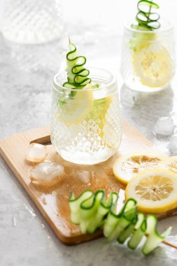 Limon ve salatalıkla taze buzlu içecek