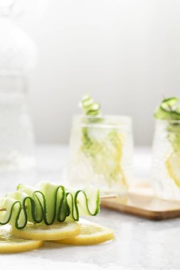 Limon ve salatalıkla taze buzlu içecek