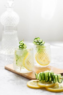 Limon ve salatalıkla taze buzlu içecek