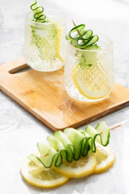 Limon ve salatalıkla taze buzlu içecek