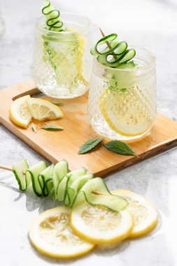 Limon ve salatalıkla taze buzlu içecek