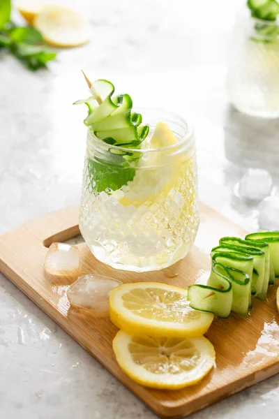 Limon ve salatalıkla taze buzlu içecek