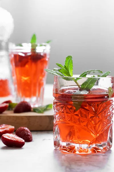 Verfrissend Zomerdrankje Met Aardbeien Munt — Stockfoto