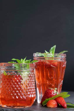 Çilek ve nane ile ferahlatıcı yaz içeceği