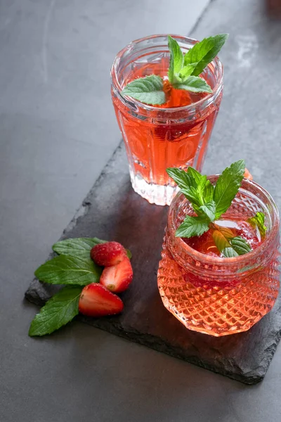 Verfrissend Zomerdrankje Met Aardbeien Munt — Stockfoto