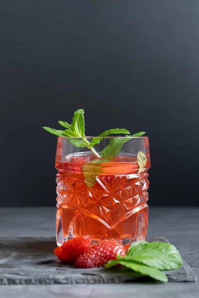 Refrescante Bebida Verano Con Fresa Menta — Foto de Stock