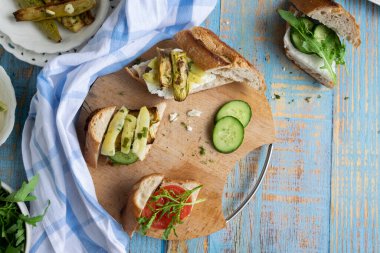 Taze sebzeli ve keçi peynirli soğuk yaz sandviçleri. Ev yapımı sağlıklı atıştırmalıklar