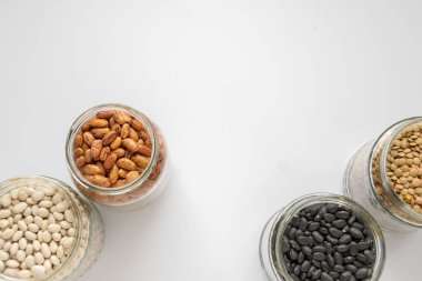 Cam kavanozlarda çeşitli baklagiller. Sıfır atık depolama, plastik yok, sağlıklı beslenme, doğal protein besin konsepti
