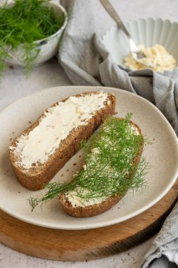 Sağlıklı çiftlik kahvaltısı hazırlamak için gerekli malzemeler - yumurta, keçi kremi peyniri ve taze çiğ rezene