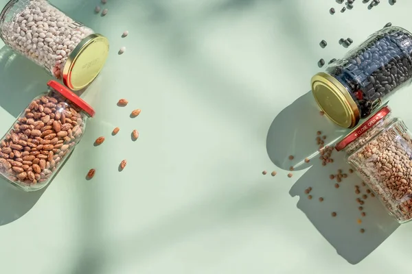 Cam kavanozlarda çeşitli baklagiller. Sıfır atık depolama, plastik yok, sağlıklı beslenme, doğal protein besin konsepti