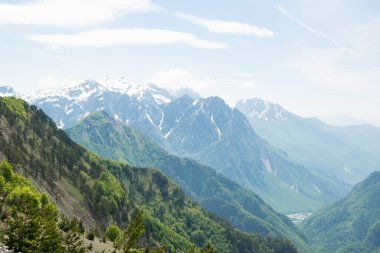Arnavut dağ Alpleri. Dağ manzarası, yaz sabahı manzarası, geniş bir manzara.