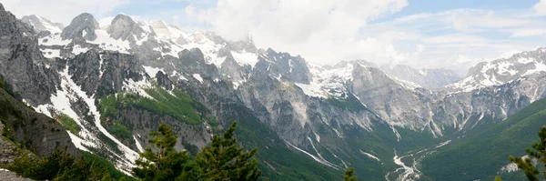 阿尔巴尼亚高山阿尔卑斯山 山水秀丽 夏日清晨山景秀丽 全景宏伟 — 图库照片