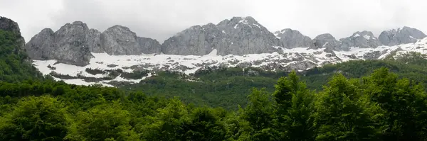 阿尔巴尼亚高山阿尔卑斯山 山水秀丽 夏日清晨山景秀丽 全景宏伟 — 图库照片
