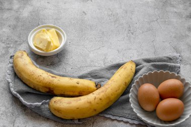 Muzlu ekmek yapmak için gerekli malzemeler. Ev yapımı tatlı, fırın temalı.