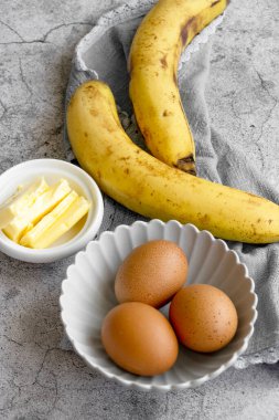 Muzlu ekmek yapmak için gerekli malzemeler. Ev yapımı tatlı, fırın temalı.