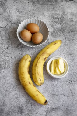 Muzlu ekmek yapmak için gerekli malzemeler. Ev yapımı tatlı, fırın temalı.