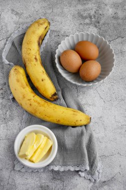 Muzlu ekmek yapmak için gerekli malzemeler. Ev yapımı tatlı, fırın temalı.