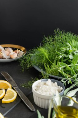 Bitkisel pesto sosu yapmak için gerekli malzemeler.