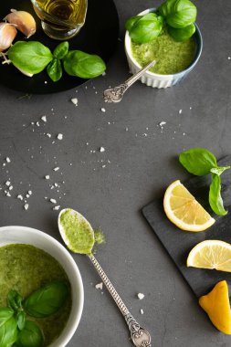 Bitkisel pesto sosu yapmak için gerekli malzemeler.