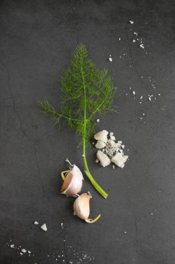 Bitkisel pesto sosu yapmak için gerekli malzemeler.