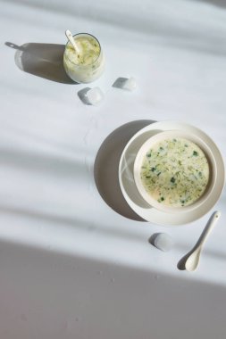 Yaz ferahlatıcı soğuk yoğurt çorbası, taze çiğ sebze ve süt ürünleriyle sağlıklı yemek.