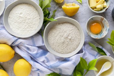 Geleneksel ev yapımı limonlu pasta ve yaz pişirme malzemeleri.