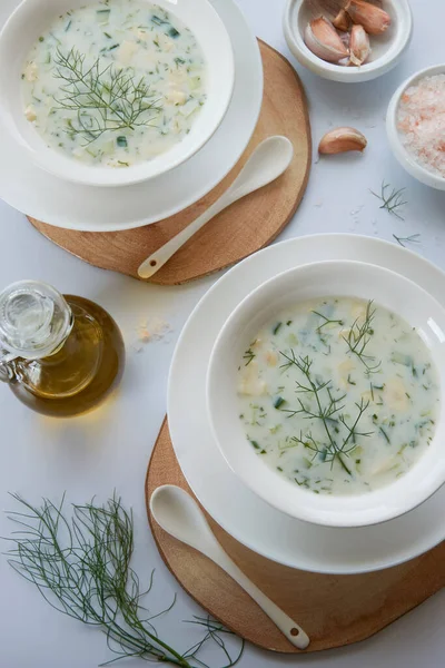 Yaz ferahlatıcı soğuk yoğurt çorbası, taze çiğ sebze ve süt ürünleriyle sağlıklı yemek.