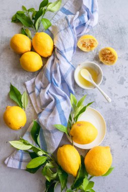 Geleneksel ev yapımı limonlu pasta ve yaz pişirme malzemeleri.