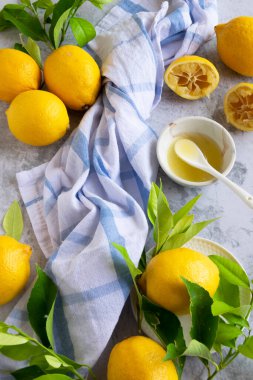 Geleneksel ev yapımı limonlu pasta ve yaz pişirme malzemeleri.