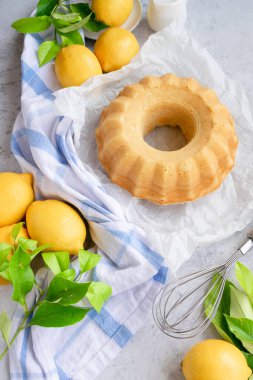 Geleneksel ev yapımı limonlu pasta, taze yaz pişirme malzemeleri.
