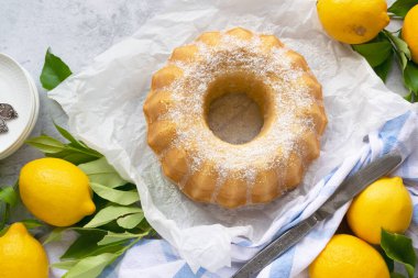 Geleneksel ev yapımı limonlu pasta, taze yaz pişirme malzemeleri.
