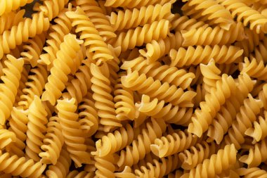 Çiğ makarna ve sağlıklı yemek malzemelerini kapatın.