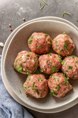 Taze çiğ köfte, siyah arka planda kıyma.