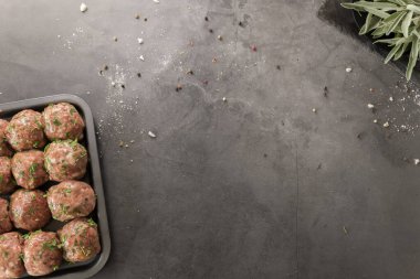 Taze çiğ köfte, siyah arka planda kıyma.