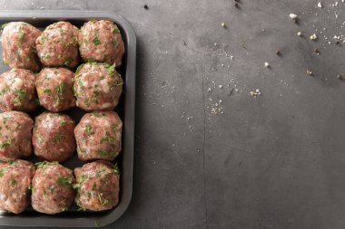 Taze çiğ köfte, siyah arka planda kıyma.