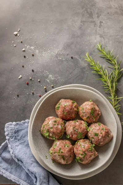 Taze çiğ köfte, siyah arka planda kıyma.