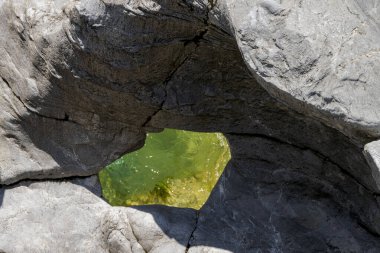 Tektonik kayalar boyunca sessiz turkuaz nehir akıntısı