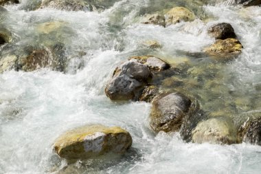 Tektonik kayalar boyunca hızlı köpüklü nehir akıntısı