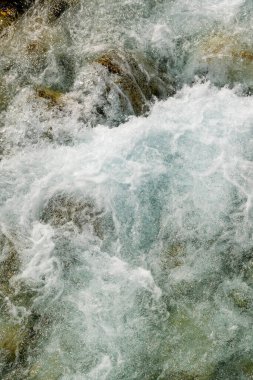 Tektonik kayalar boyunca hızlı köpüklü nehir akıntısı