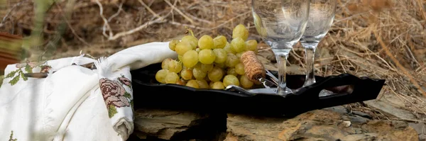 Ποτήρια Κρασιού Και Σταφύλια Ξύλινο Δίσκο Στη Φύση Γεωργική Αμπελοοινική — Φωτογραφία Αρχείου
