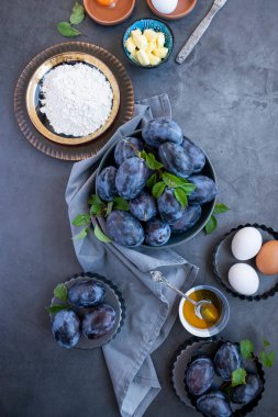 Ev yapımı erik kabuğu, organik sağlıklı tatlı.