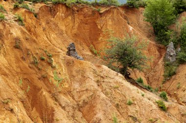 Kızıl toprak arasındaki doğa jeolojik oluşum kayaları
