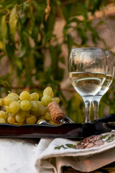 ブドウ栽培の概念で木のトレイ上のワイングラスとブドウ — ストック写真